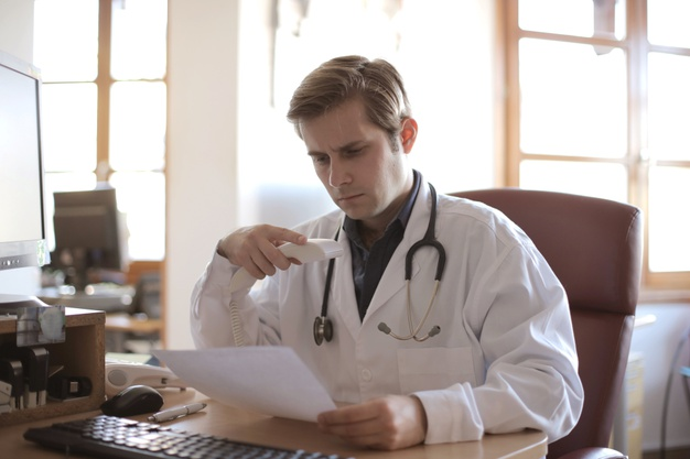 médico trabalhando em seu consultório