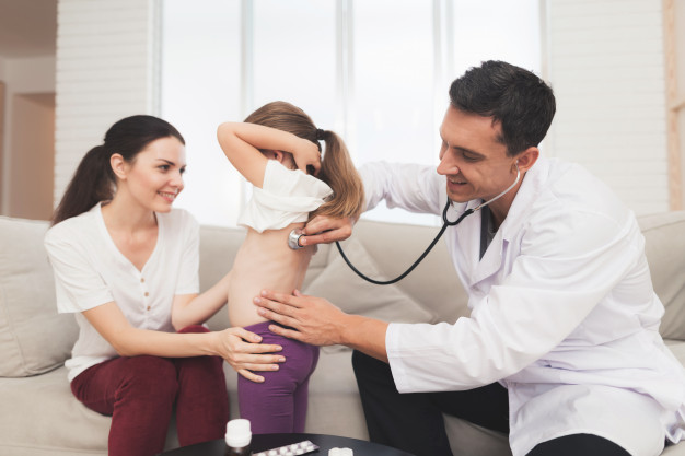 médico dando uma consulta para família